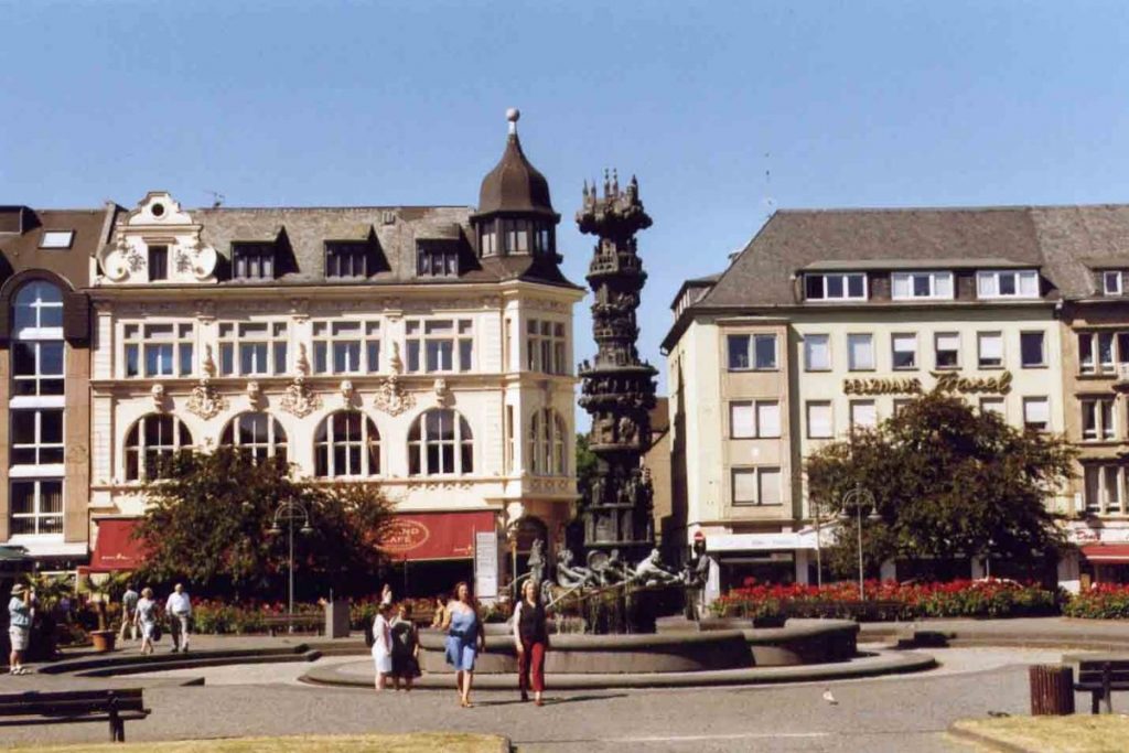 The fountain in Görresplatz with its three-dimensional statue