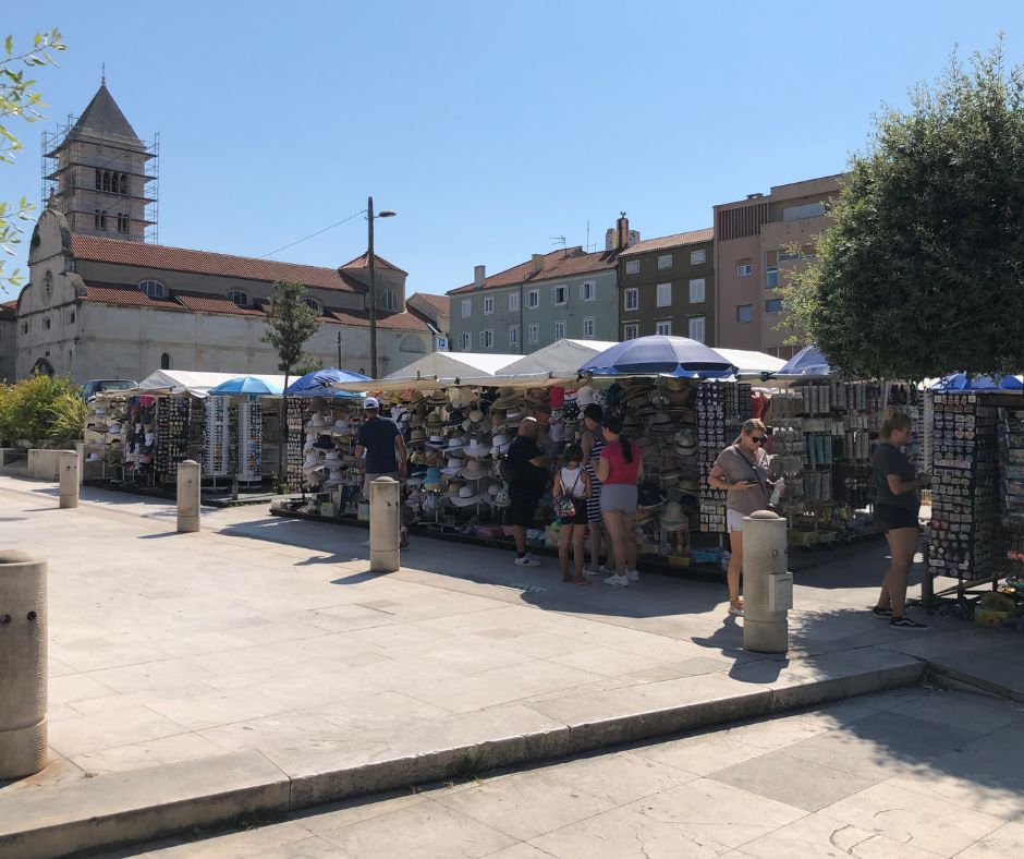 Small markets for people to buy souvenirs