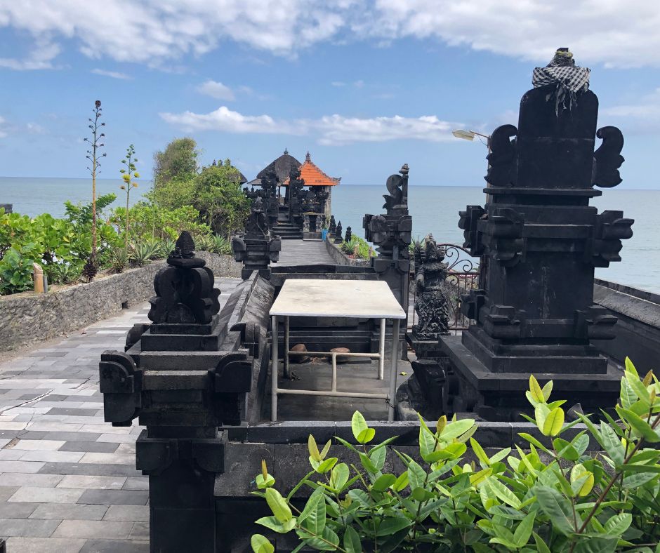 The walk along towards the Batu Bolong temple