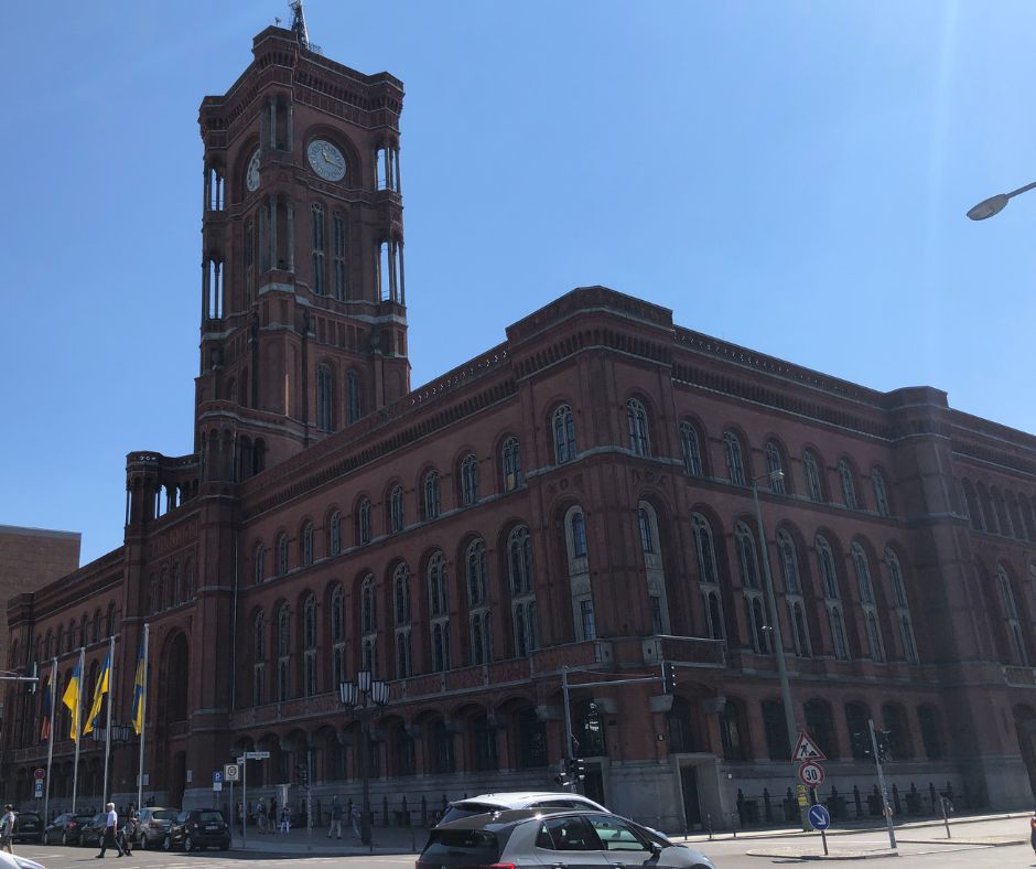 Rotes Rathaus: Meeting point for the start of Berlins' best free walking tour